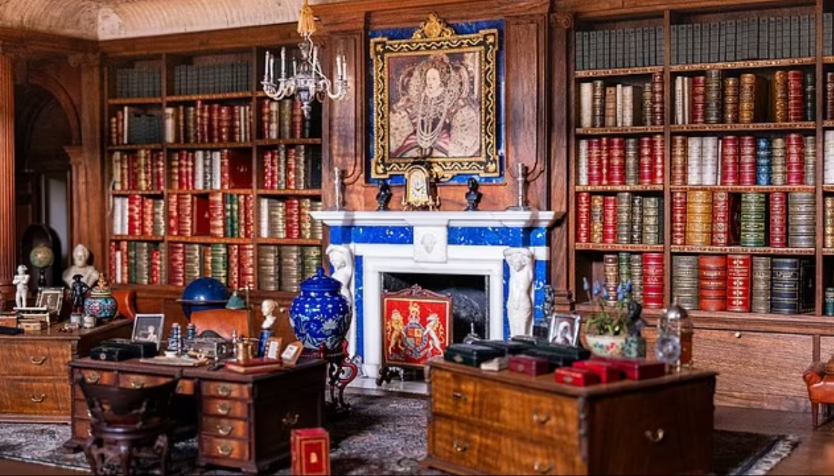 У Великій Британії показали ляльковий будинок королеви, який створили 100 років тому (фото)